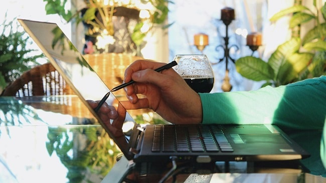 Young professionnal using laptop