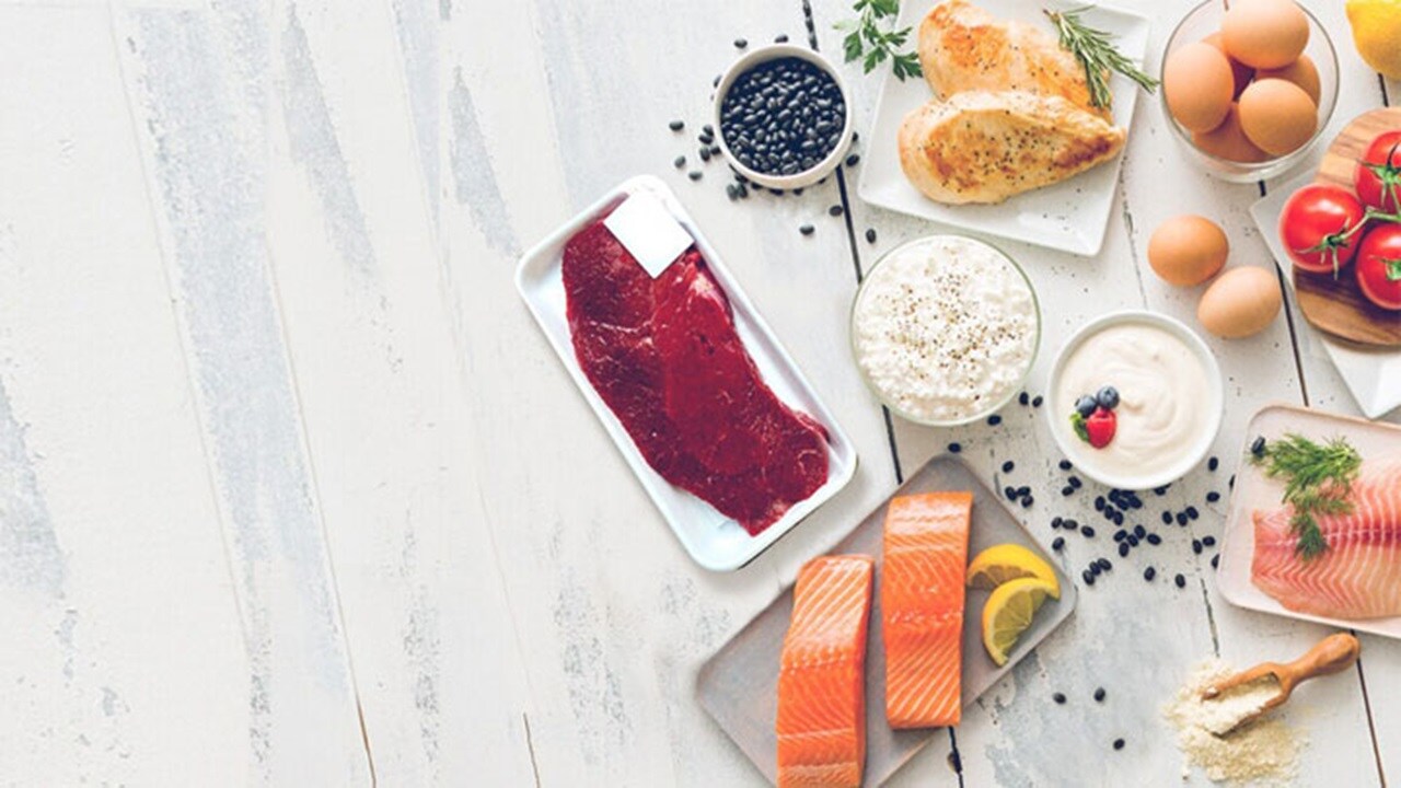 Detalhe de vários produtos perecíveis.