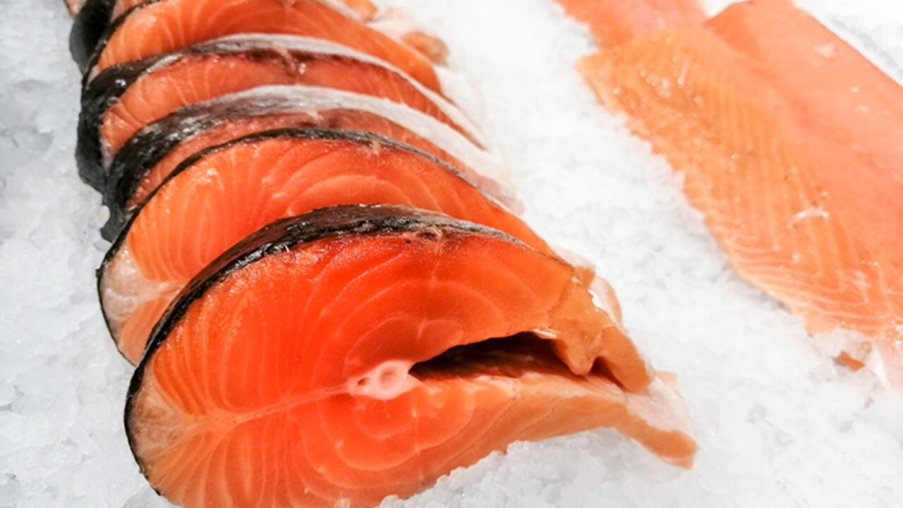 Postas de pescado em uma instalação de armazenagem a frio.