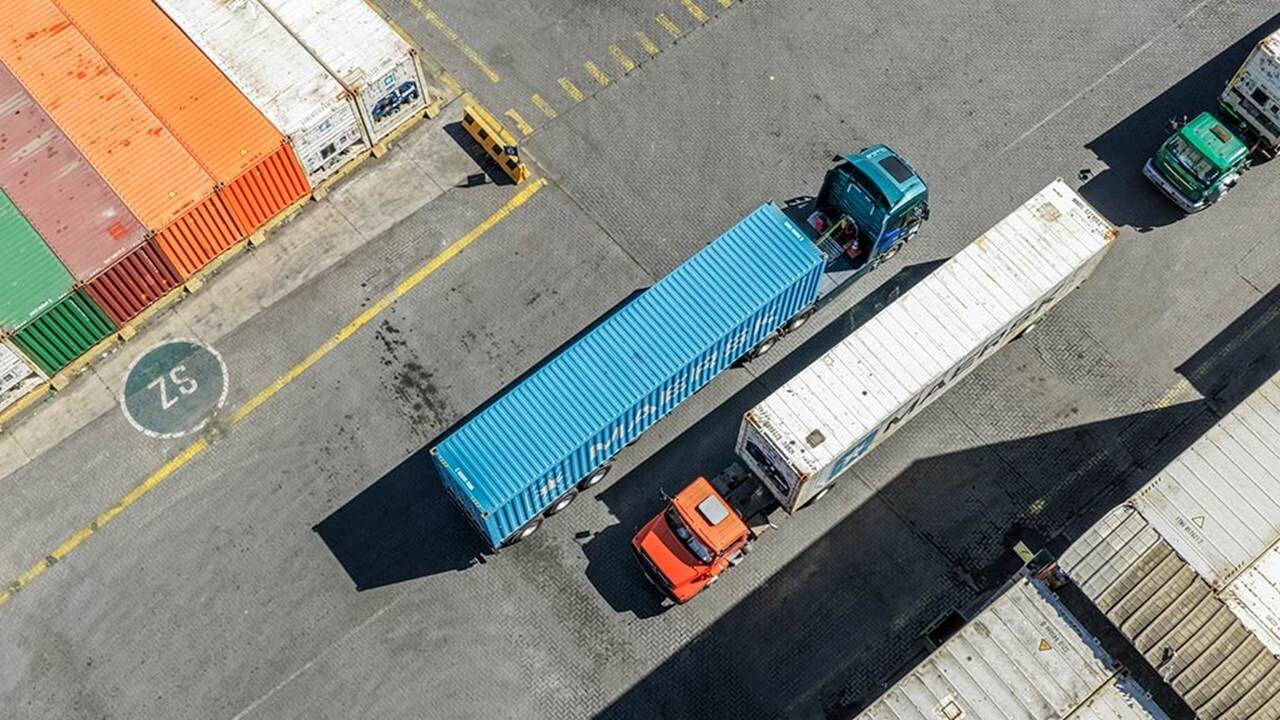 Volvo FH Electric truck with a Maersk blue container on a trailer