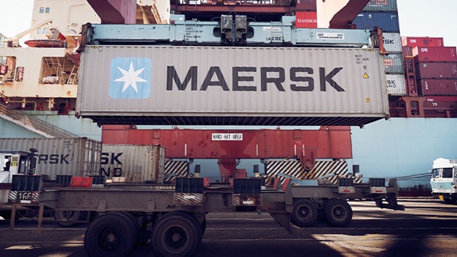 Lifting containers at port land