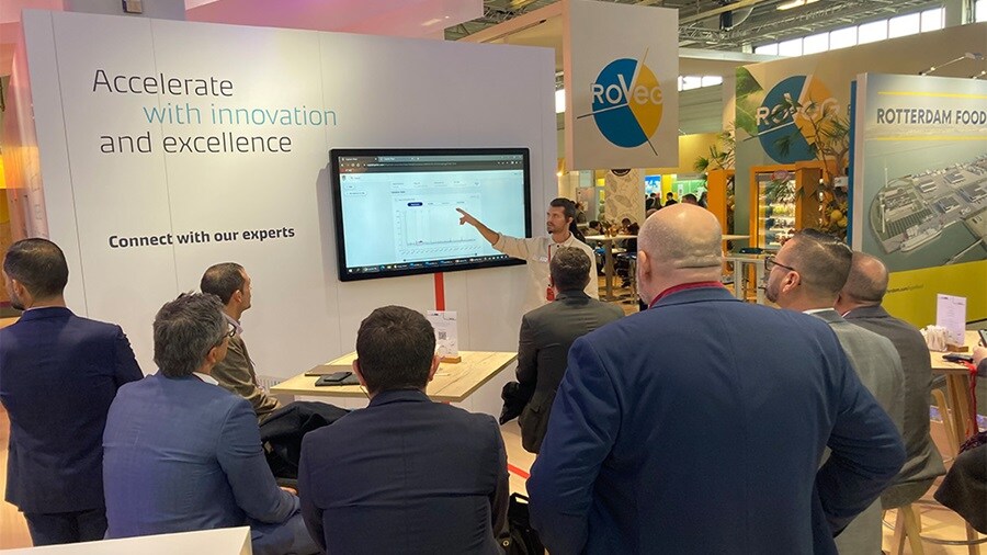 Homem fazendo apresentação no evento Fruit Logistica