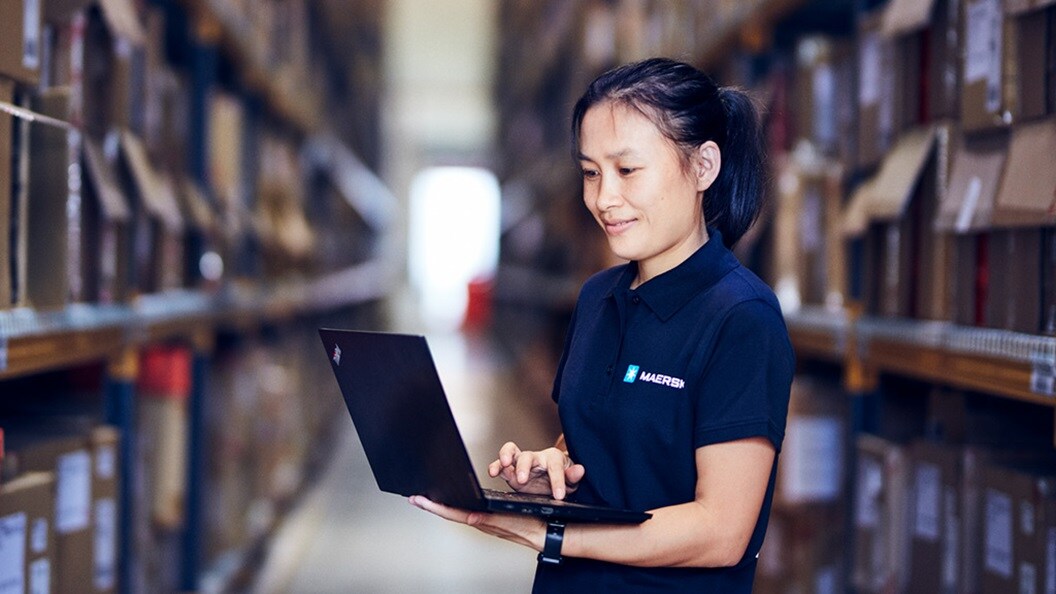 Mujer trabajando en un almacén 