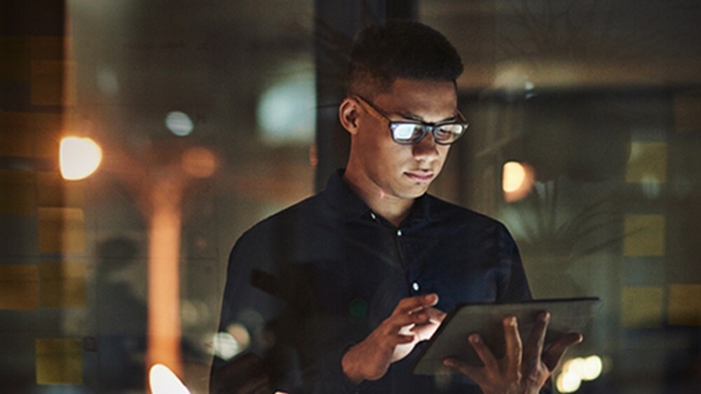 Uomo con tablet, esplorando le soluzioni API.