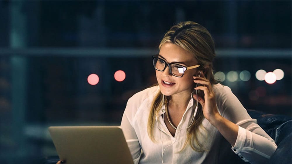 顧客の電話に対応するブッキングサービス担当者。