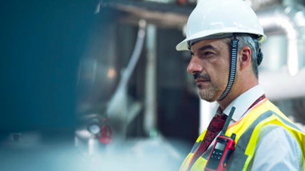 Gestion de la chaîne du froid – Un travailleur masculin dans un entrepôt frigorifique. 