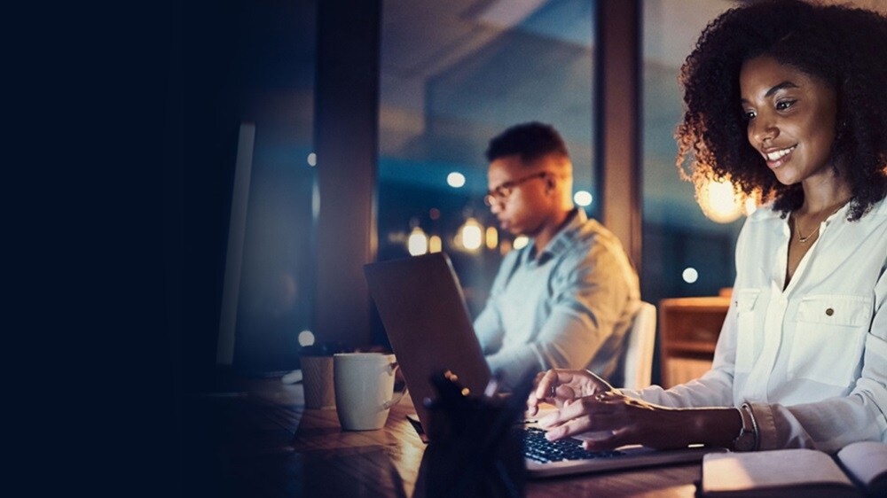 兩位專業人士使用筆記型電腦搜尋 AEO 必要文件清單的圖片。