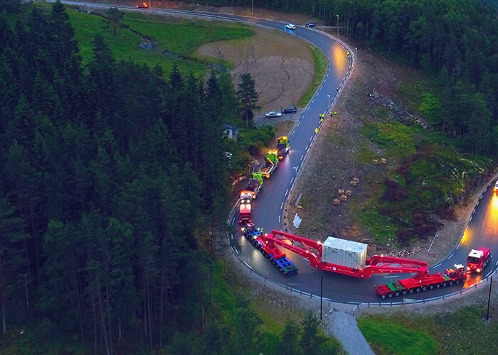 Vue aérienne des camions transportant des conteneurs de marchandises liés au projet