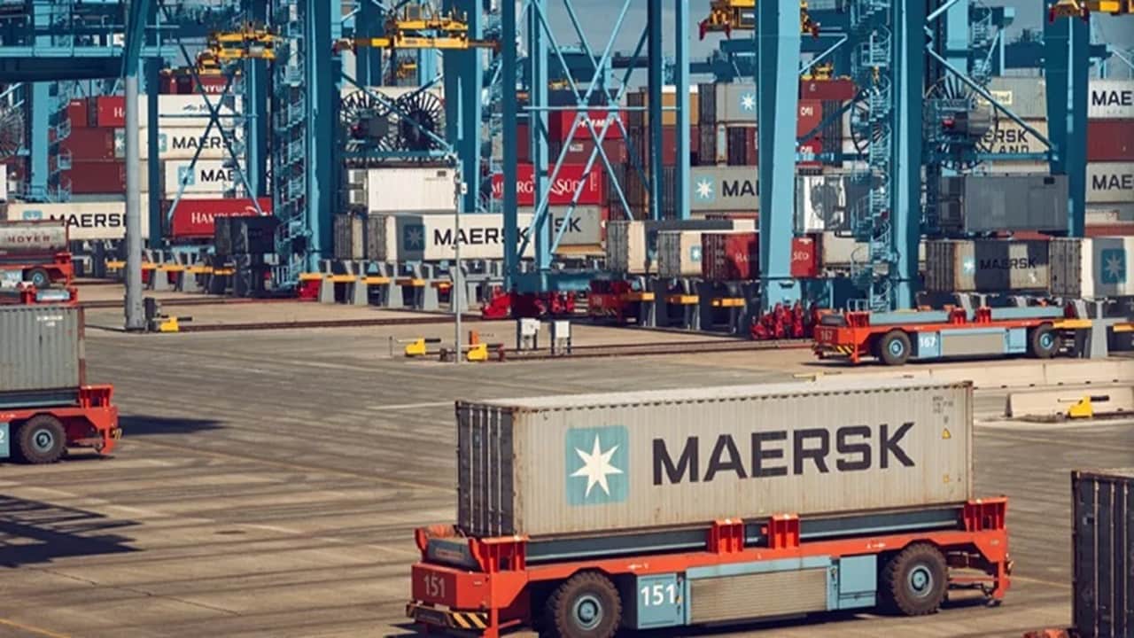Porto merci affollato con più container Maersk.