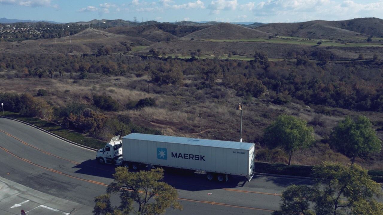 Vue aérienne d’un camion porte-conteneur Maersk.