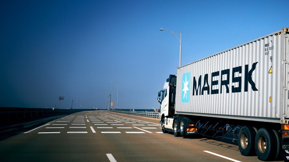 Imagem de um caminhão com um contêiner de qualidade premium da Maersk com uma camada extra de proteção para salvaguardar as mercadorias.